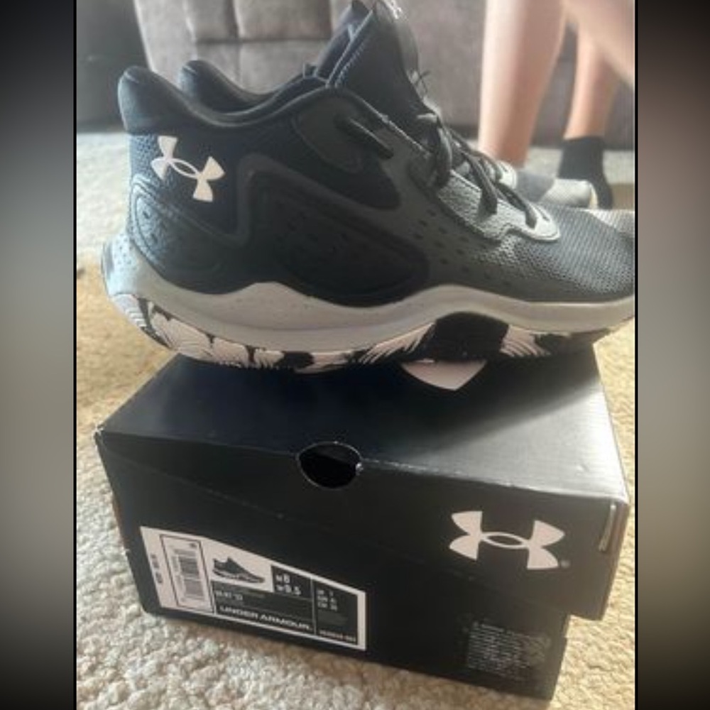 Like new UA tennis shoes